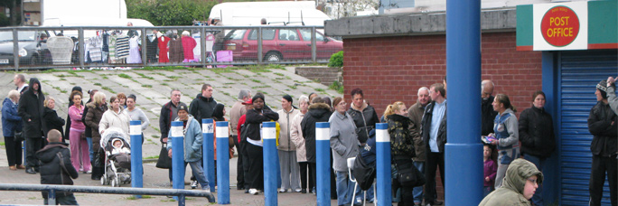 SozialhilfeempfängerInnen vor einem Liverpooler Postamt