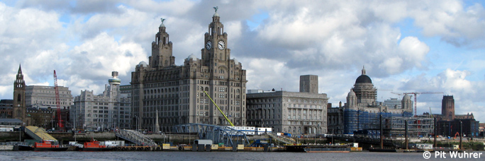 Die Waterfront von Liverpool mit dem Liver-Building, dem Cunard-House und dem früheren Hafenamt