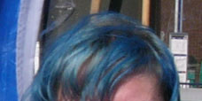 Lily Zotou mit ihren blauen Haaren