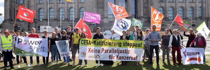 Anti.CETA-Protstaktion am 6. Juli 2022 vor dem Reichstag