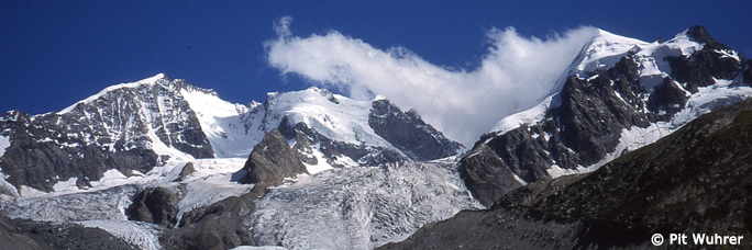 Piz Bernina (links) und Piz Roseg