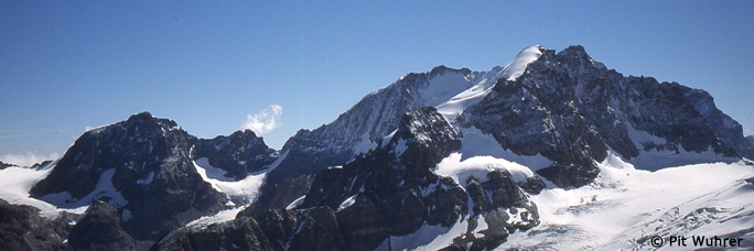 Piz Bernina (links) und Piz Roseg
