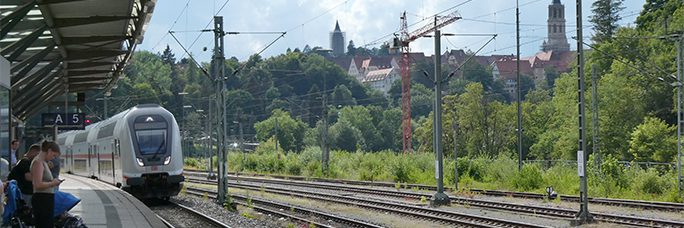 Oft zu spät, aber noch kommt er: Gäubahn-Zug in Rottweil. Foto: Pit Wuhrer
