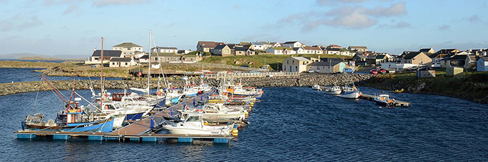 Ein Idyll – aber wie lange noch? Der Hafen von Hamnavoe auf Shetland. Foto: Wikimedia Commons