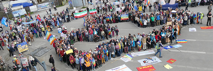 Eine Friedenstaube – dargestellt von Teilnehmer:innen des Friedenswegs 2026. Foto: Pit Wuhrer