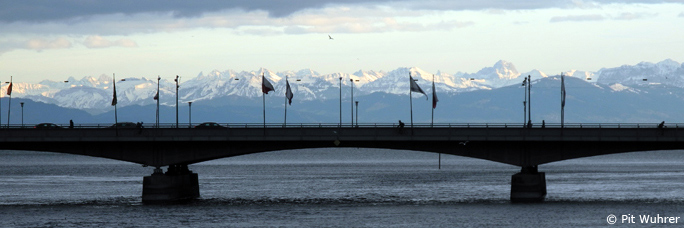 Allgäuer Alpen und Bregenzer Wald hinter der alten Konstanzer Rheinbrücke