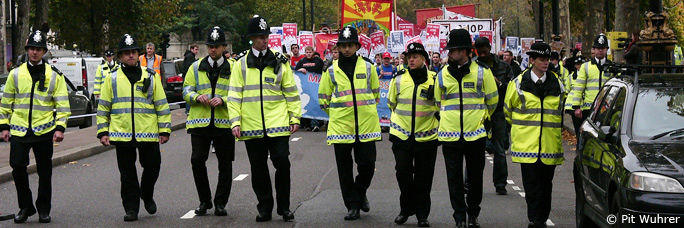 PolizistInnen eskortieren eine Demo