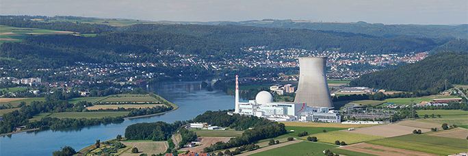 AKW Leibstadt am Rhein. Hinter dem Kühlturm liegt Waldshut. © Wikimedia commons