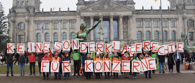 Aktion gegen das EU-Kanada-Abkommen CETA vor dem Grünen-Büro in Stuttgart