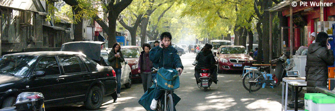 Ob man inzwischen hier noch radeln darf? Innenstadt Peking, im Jahre 2011