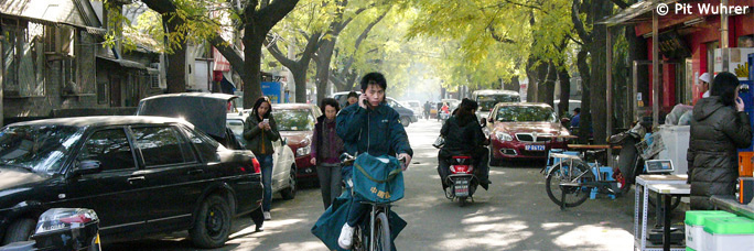 Ob man inzwischen hier noch radeln darf? Innenstadt Peking, im Jahre 2011