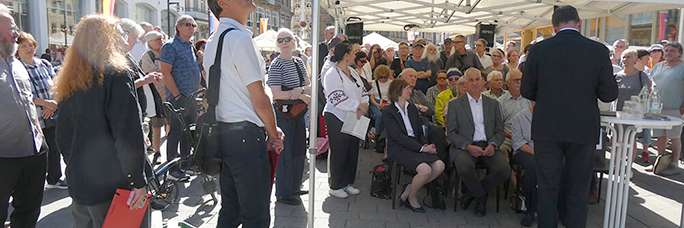 Einweihung der Stele auf der Konstanzer Marktstätte. Foto: Pit Wuhrer