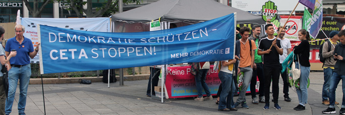 Aktion gegen das EU-Kanada-Abkommen CETA vor dem Grünen-Büro in Stuttgart