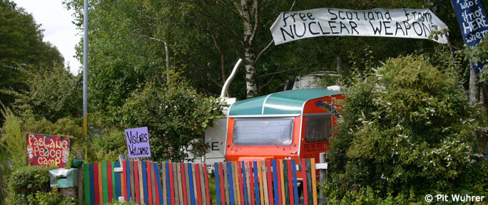Eingang zum Peace Camp am Atom-U-Boot-Stützpunkt Faslane, Schottland