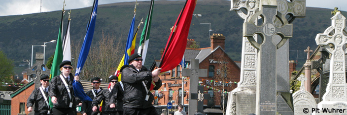 Im Gedenken an den Osteraufstand 1916: Eine republikanische Parade erreicht den Milltown-Friedhof von Belfast