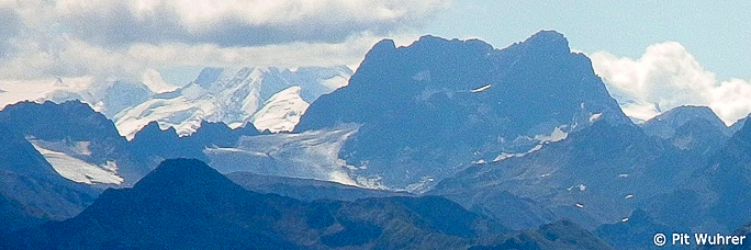 Piz Kesch, im Hintergrund die Bernina