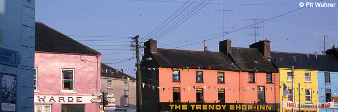 Bunte Häuserzeile in der irischen Kleinstadt Claremorris
