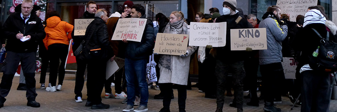 Der Erste Cinestar-Warnstreik: Streikposten Anfang Dezember vor dem Konstanzer Filmpalast