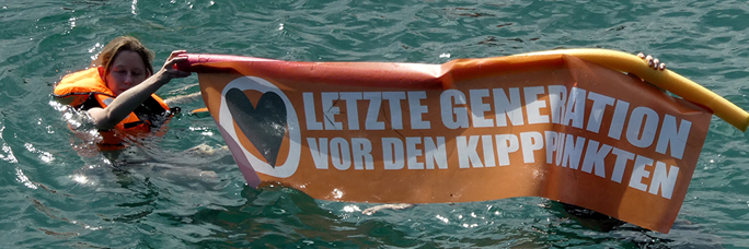 Schwimmaktion der Letzten Generation im Seerhein (beim Seenachtsfest 2023)