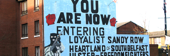 Lang leben die loyalistischen Paramilitäts! Mauergemälde an der protestantischen Sandy Row, Belfast