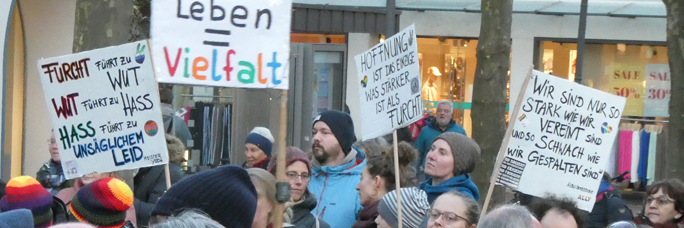 Plakate auf der Radolfzeller Kundgebung gegen rechts am 31. Januar 2024