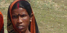 Frauen auf dem Weg zum neu angelegten Agrarlad der Gemeinde Tetharia Govardhanpur