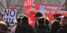 Anti-CETA-Demo vor dem EU-Parlamentsgebäude